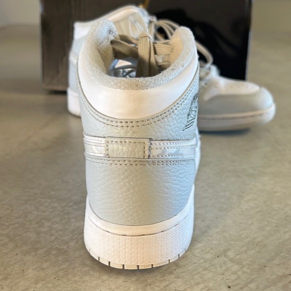 🎉 HOST PICK🥳 Air Jordan 1 Mid Grey Camo - Picture 6 of 16